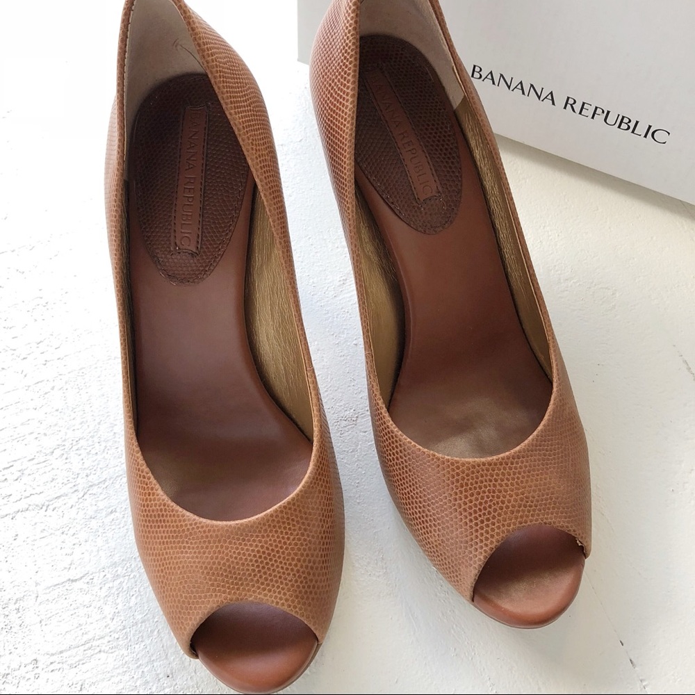 Banana Republic Heels (size 8) TAN 2.5” high heels